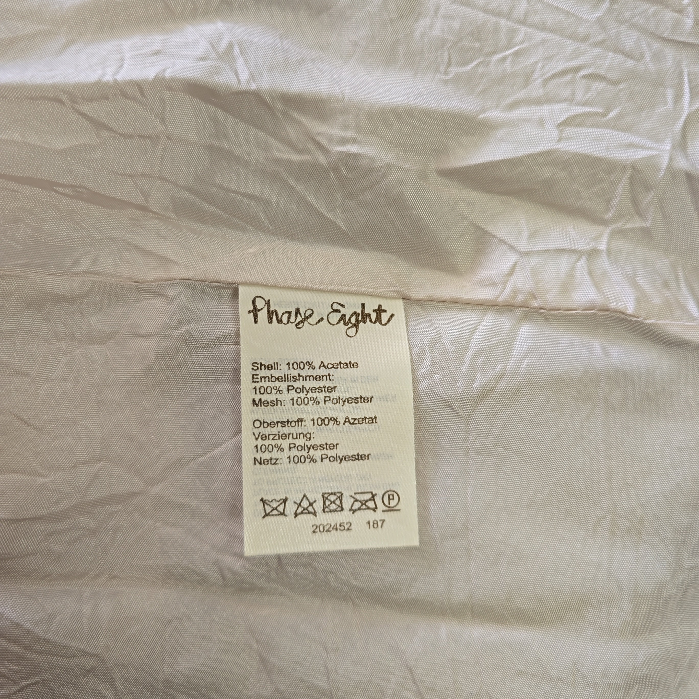 Close-up of a label on a beige fabric with 'Fluide Eight' branding.