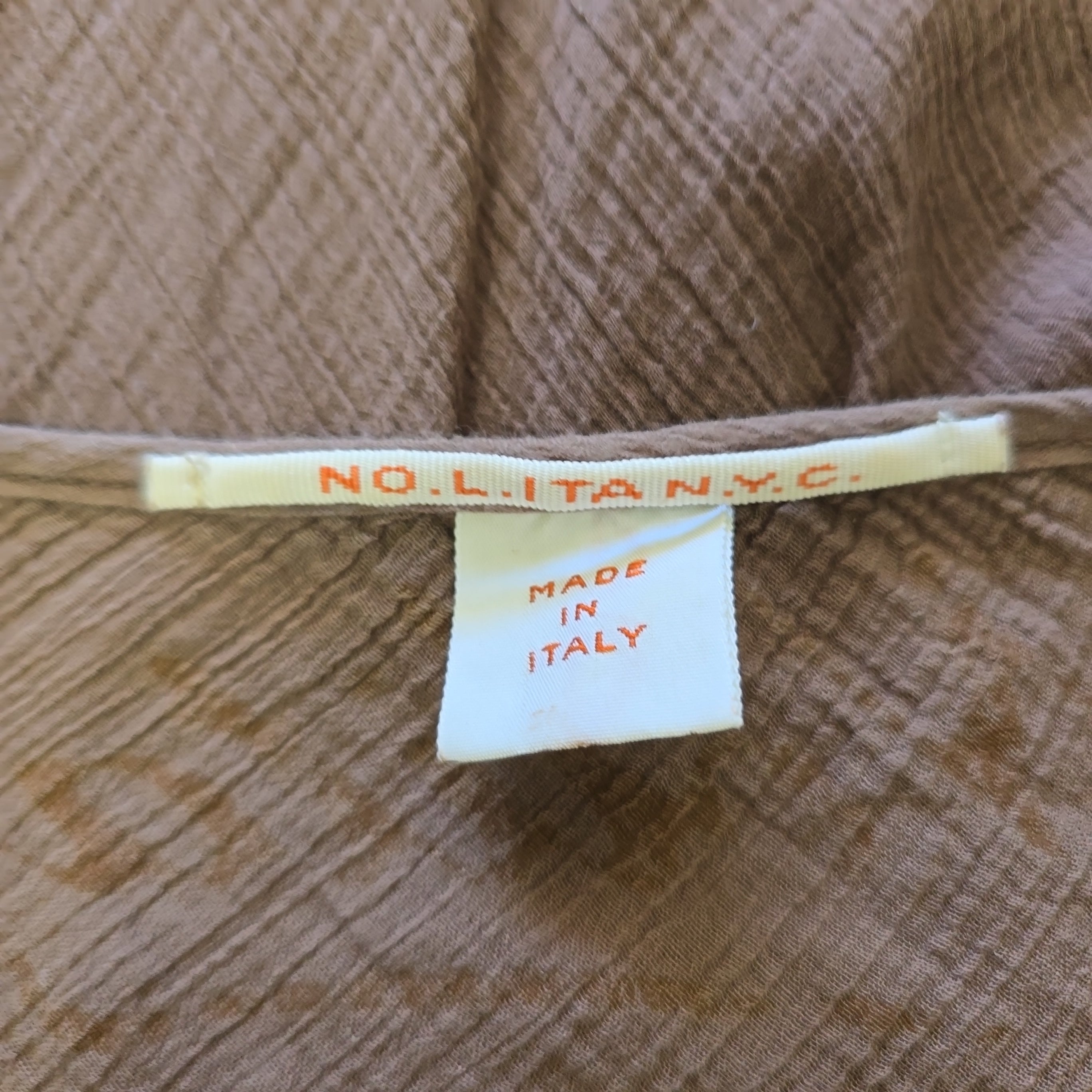 Label on a brown fabric with 'Made in Italy' text