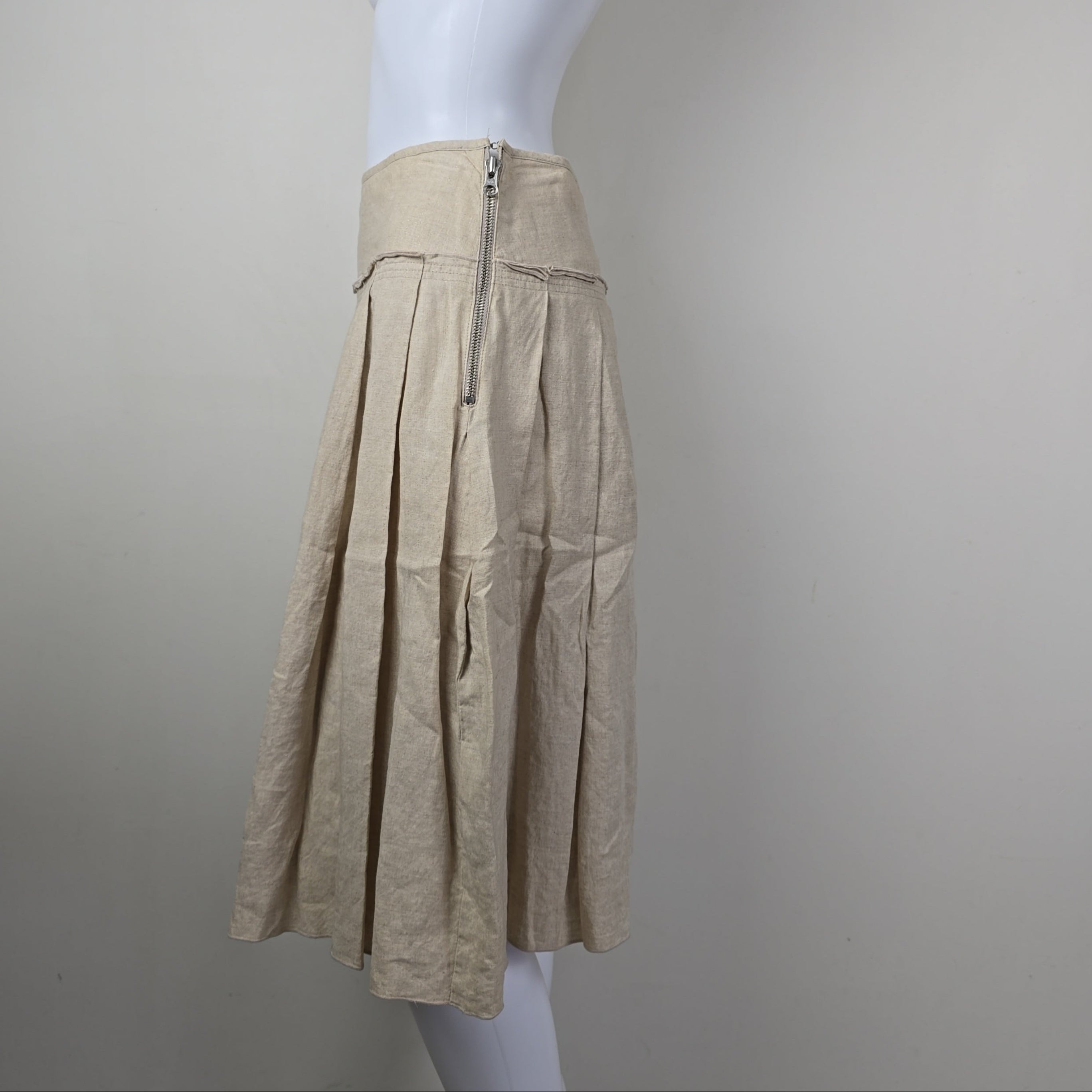 Beige skirt on a mannequin against a plain background