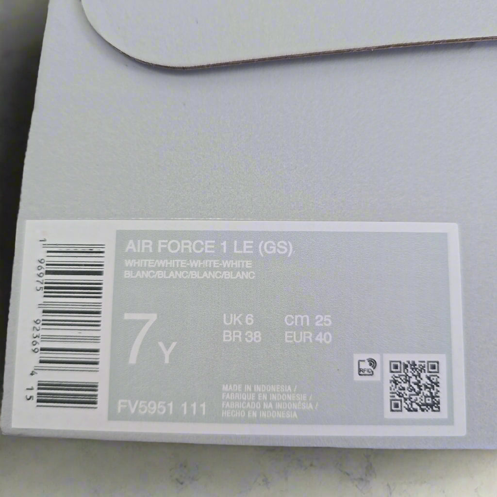 Product label with size information and QR code on a gray background