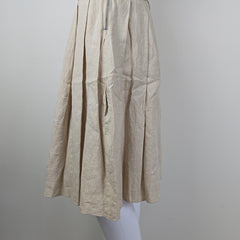 Beige skirt on a mannequin with a plain background