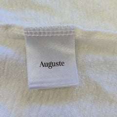 Label with 'Auguste' text on a textured fabric background