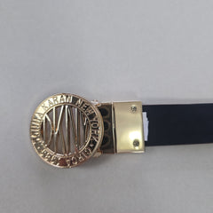 Gold belt buckle with 'New York' engraving on a gray background