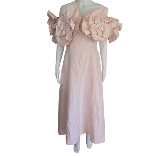 Mannequin wearing a pink dress with floral details 2736