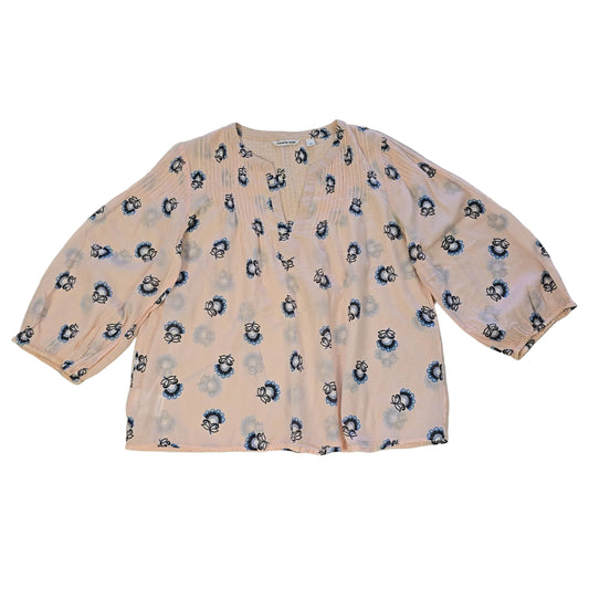 Floral-patterned flowy top on a light background 2736